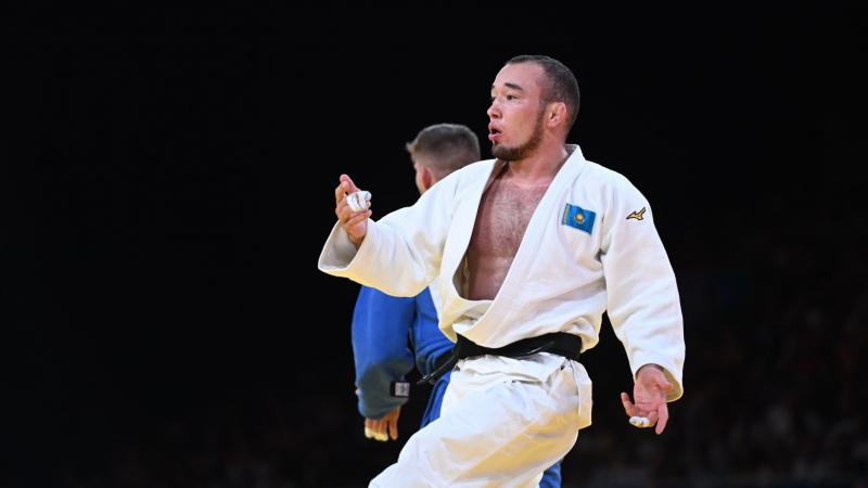 Әлем чемпионы Ұлттық ұлан сарбаздарын таэквондоға үйретіп жатыр