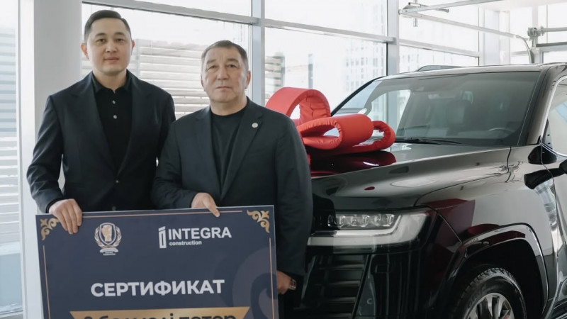 Бокстан экс-бас бапкер Қайрат Сәтжановқа құрмет көрсетілді