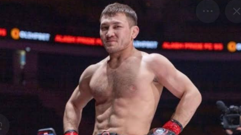 Қазақстандық файтер экс-чемпионмен айқасады