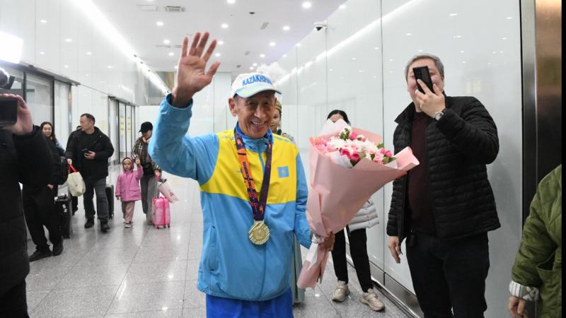 Астана әуежайында 80 жастағы марафоншы Салтанат Түйтебаевты қарсы алды