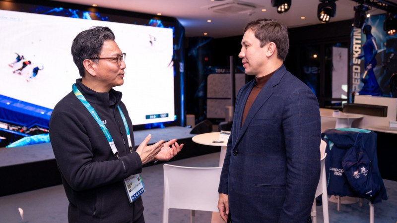 Геннадий Головкин Халықаралық конькимен жүгірушілер одағы басшыларымен кездесті