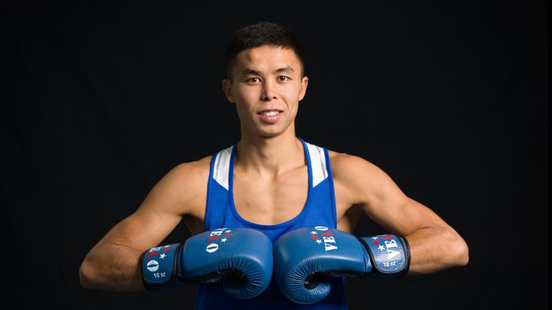 Сәкен Бибосынов Қазақстан чемпионатында бір қолмен жұдырықтасқан