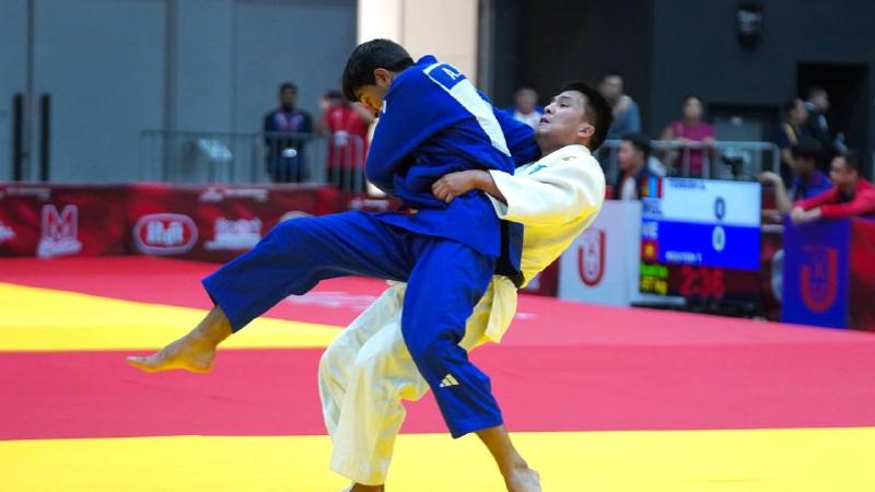Азия чемпионатында үш дзюдошы алғашқы белдесуінде жеңіске жетті
