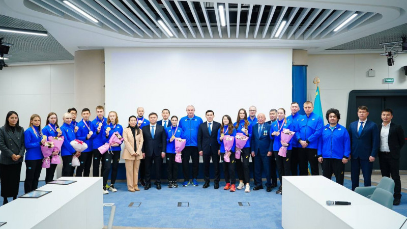 Министр Азия чемпионатында жүлде алған жеңіл атлеттермен кездесті