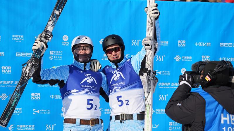 Геннадий Головкин Шерзод Хаширбаев пен Роман Ивановты құттықтады