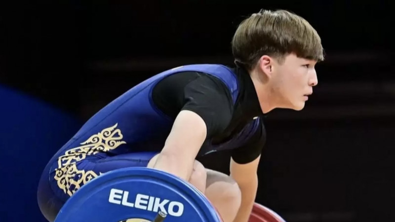 Қазақстандық зілтемірші Азия чемпионатында бір күнде екі жүлде жеңіп алды