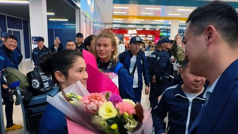 Алматы әуежайында бокстан әйелдер құрамасын қарсы алды