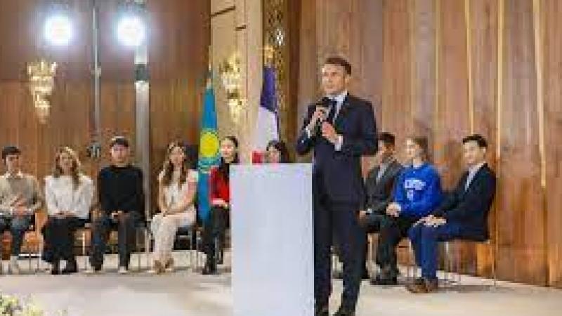 Эмманюэль Макрон Францияда футболшылар қалай дайындалатынын айтып берді