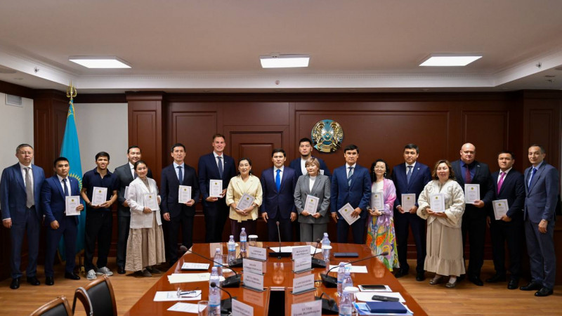 Ербол Мырзабосынов спорт және туризм саласы өкілдеріне жаңа Конституцияның арнайы басылымын табыстады