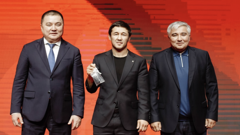 Қазақстанның атақты балуанына автокөлік берілді