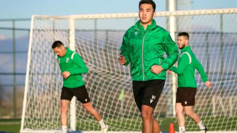 3 бөлмелі пәтер, 12 миллион теңге: Күрес федерациясы қай балуандарды марапаттады?